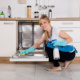 Jak wyczyścić zmywarkę – gotowe produkty i domowe sposoby